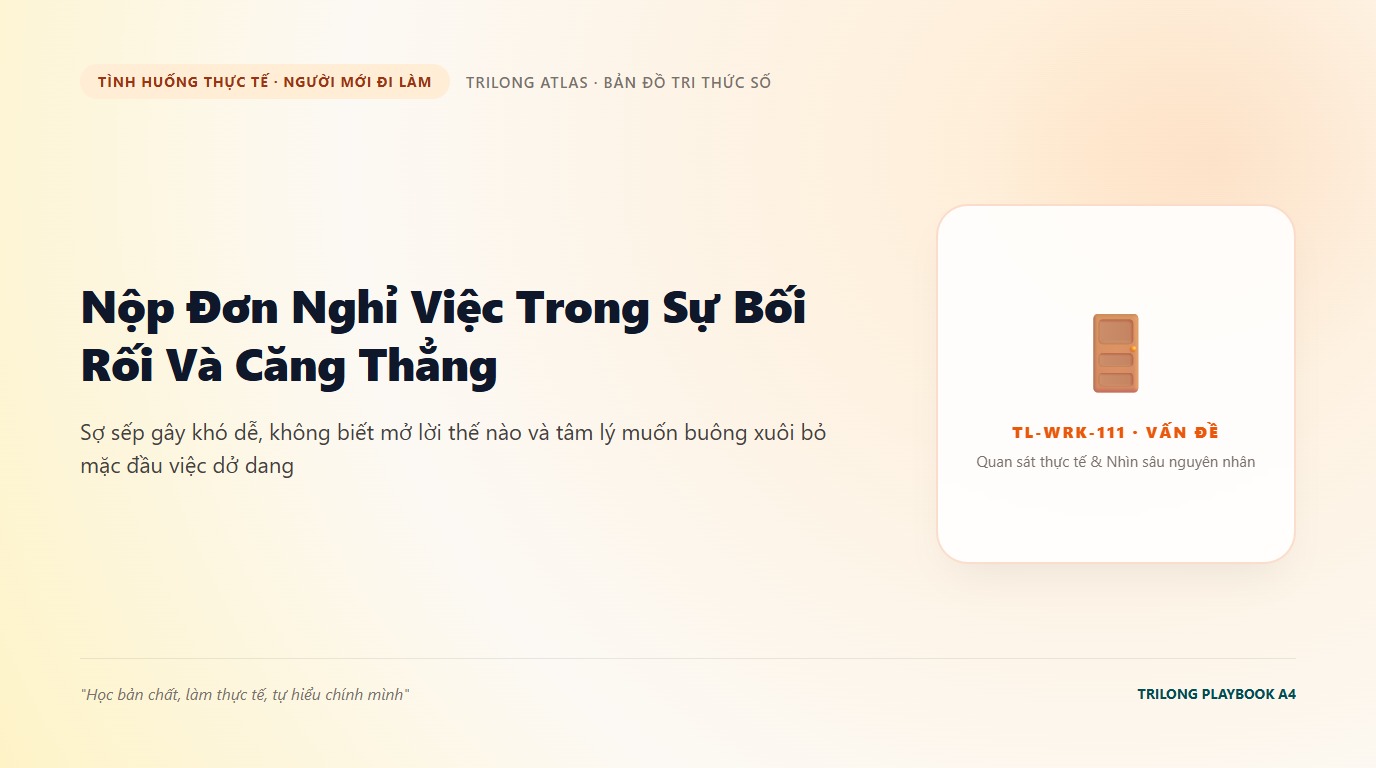 Bàn làm việc với tập tài liệu bàn giao và chiếc máy tính xách tay trong ngày cuối
